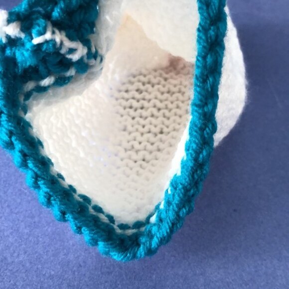 NWOT Vintage Hand-Knitted Made-in-Canada White & Blue Beanie with Pom Pom