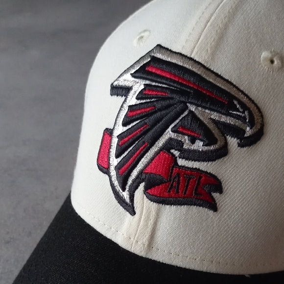 NWOT New Era Cream/Black Atlanta Falcons 2022 Sideline 39THIRTY 2-Tone Flex Hat