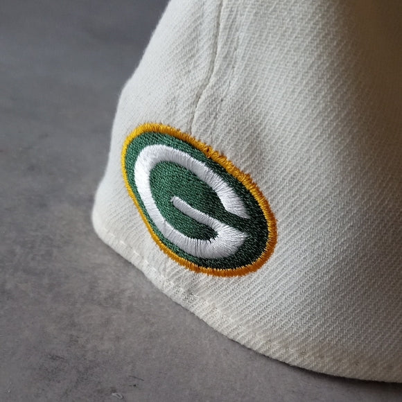 NWOT New Era Cream/Green Bay Packers 2022 Sideline 39THIRTY 2-Tone Flex Hat
