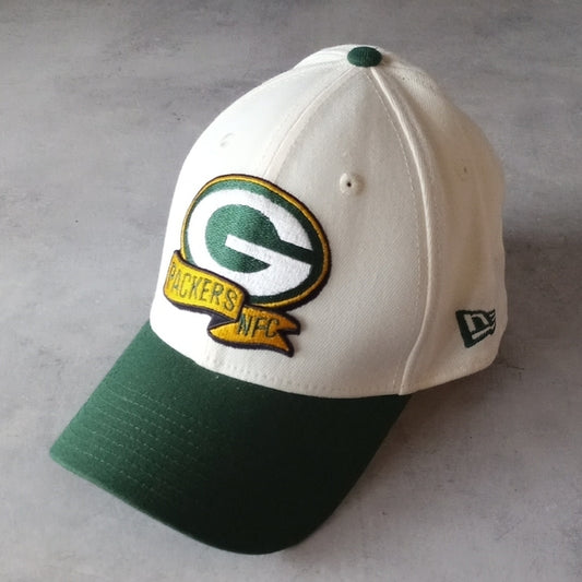 NWOT New Era Cream/Green Bay Packers 2022 Sideline 39THIRTY 2-Tone Flex Hat