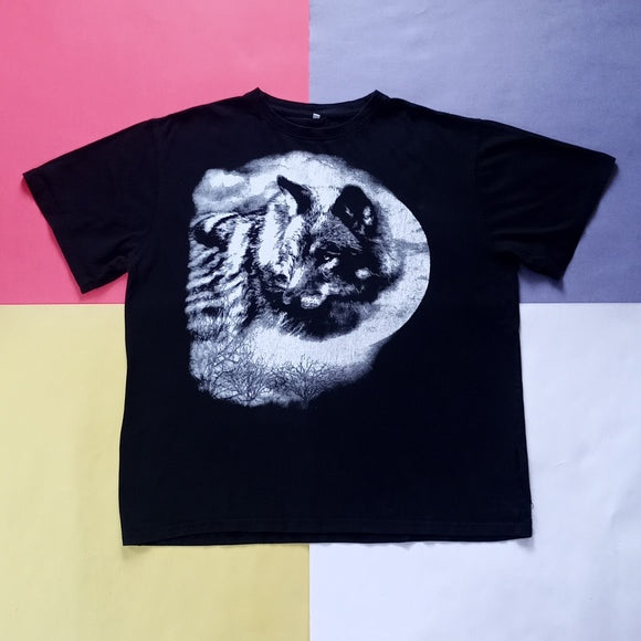Wolf In The Moon Essential Graphic T-Shirt Unisex