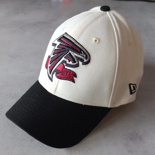 NWOT New Era Cream/Black Atlanta Falcons 2022 Sideline 39THIRTY 2-Tone Flex Hat