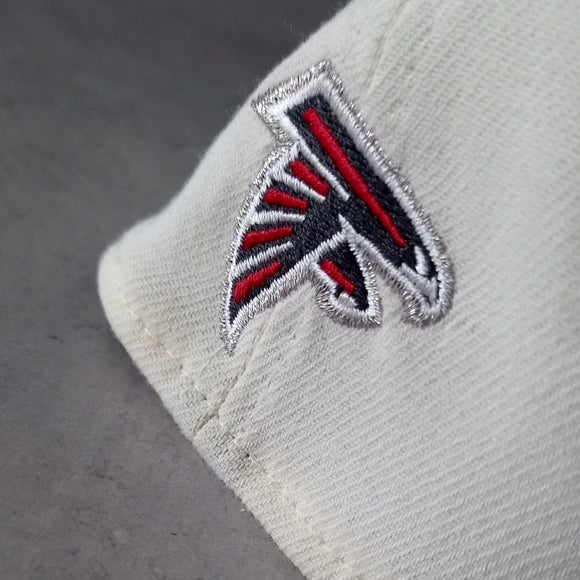 NWOT New Era Cream/Black Atlanta Falcons 2022 Sideline 39THIRTY 2-Tone Flex Hat