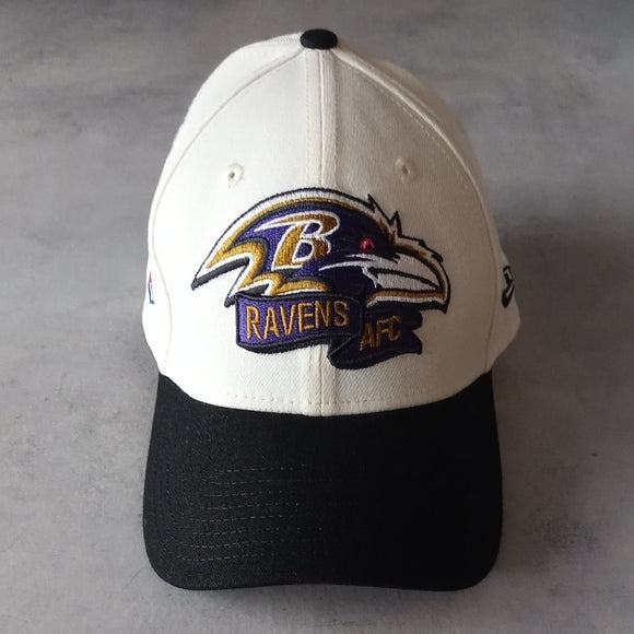 NWOT New Era 39Thirty Sideline 2022 Baltimore Ravens Stretch Cap Chrome White