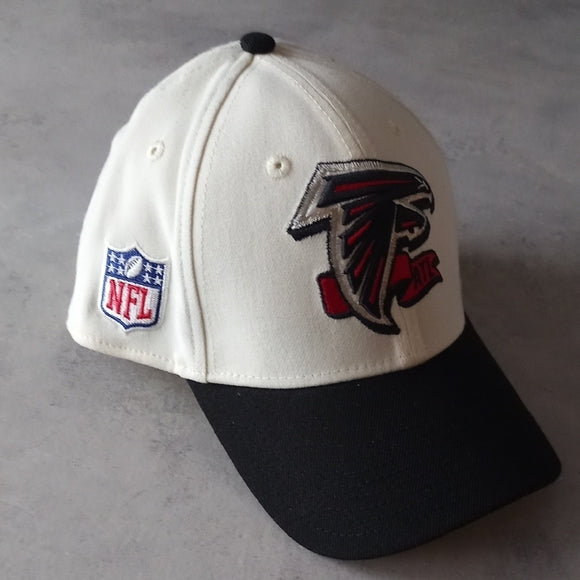 NWOT New Era Cream/Black Atlanta Falcons 2022 Sideline 39THIRTY 2-Tone Flex Hat