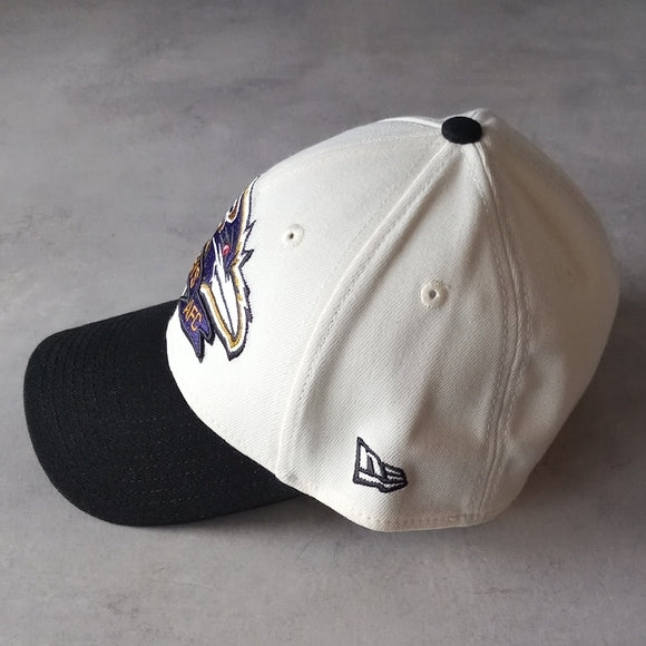 NWOT New Era 39Thirty Sideline 2022 Baltimore Ravens Stretch Cap Chrome White
