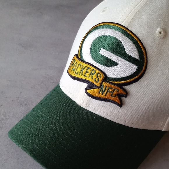 NWOT New Era Cream/Green Bay Packers 2022 Sideline 39THIRTY 2-Tone Flex Hat