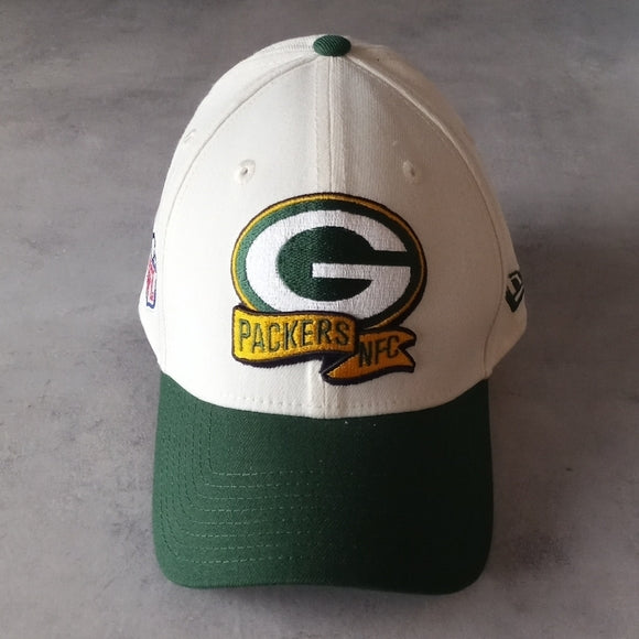 NWOT New Era Cream/Green Bay Packers 2022 Sideline 39THIRTY 2-Tone Flex Hat