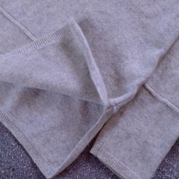LORD & TAYLOR cashmere Gray V-Neck Sweater