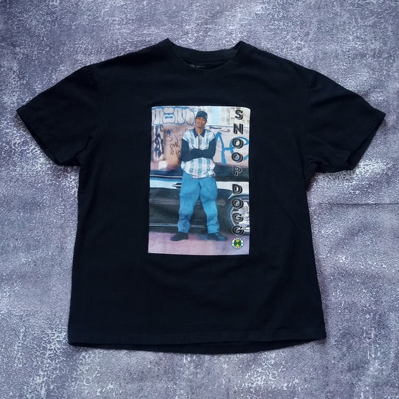 Snoop Dogg Standing In Front Of Car T-Shirt UNISEX