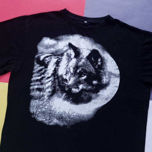 Wolf In The Moon Essential Graphic T-Shirt Unisex