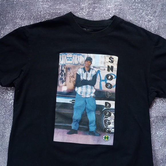 Snoop Dogg Standing In Front Of Car T-Shirt UNISEX