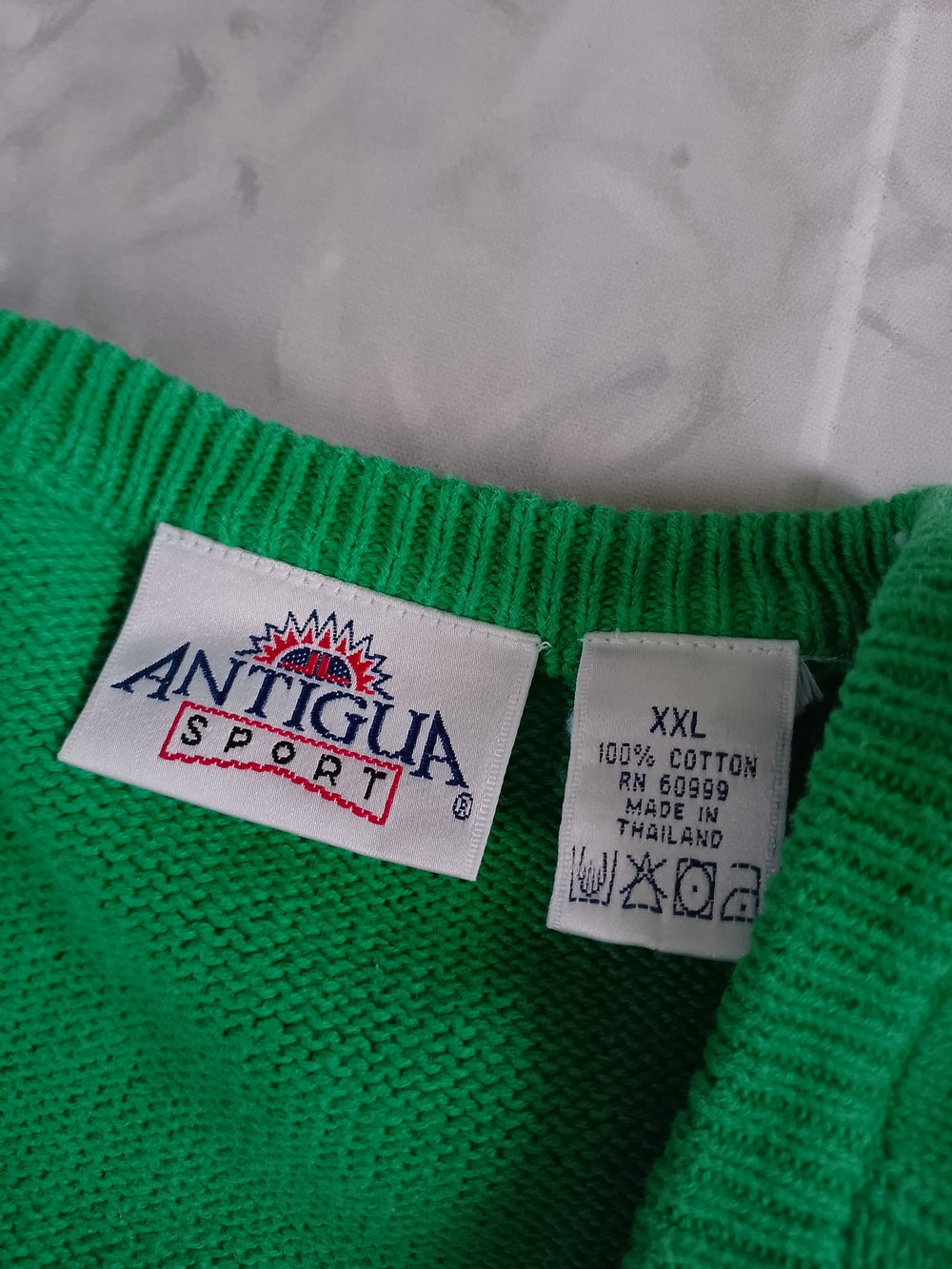 Vintage 90s CRYSTAL PALACE CASINO BAHAMAS V-Neck Sweatshirt
